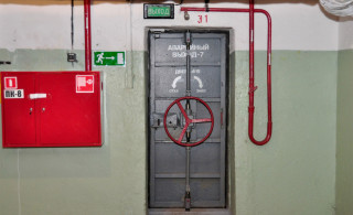 Дверь в бомбоубежище в Москве. 