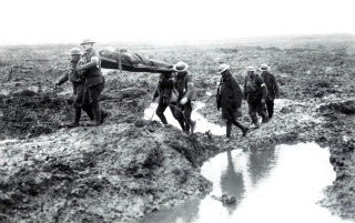Солдаты несут раненного во время второй битвы при Пашендейле, 1917 г