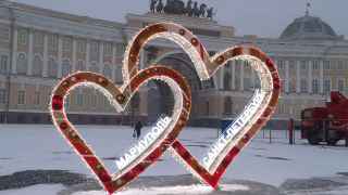 Инсталляция на Дворцовой площади Санкт-Петербурга