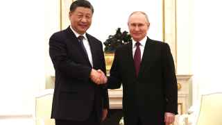 Си встречается с президентом России Владимиром Путиным в Кремле.