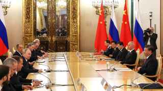 Си Цзньпин и Владимир Путин подписали заявления об углублении отношений всеобъемлющего партнерства и стратегического взаимодействия РФ и Китая, вступающих в новую эпоху, и о плане развития ключевых направлений российско-китайского экономического сотрудничества до 2030 года.