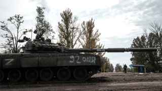 Брошенный российский танк в Кирилловке, на недавно отвоеванной территории под Харьковом