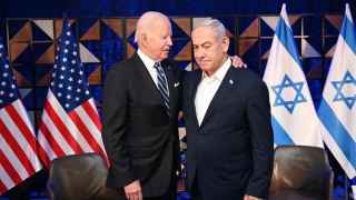 Противоречия между Джо Баденом (слева) и Беньямином Нетаньяху не могут привести к разрыву отношений