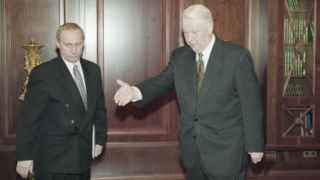 Владимир Путин (слева) не был креатурой олигархов или криминальных кругов – он был выбран Ельциным как чиновник нового типа и надежный кадр