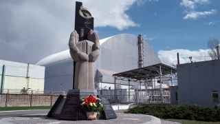 Защитный конфайнмент над четвертым энергоблоком Чернобыльской АЭС